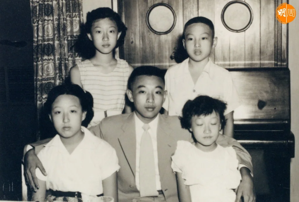 董建華是家中長子，跟弟妹合照。