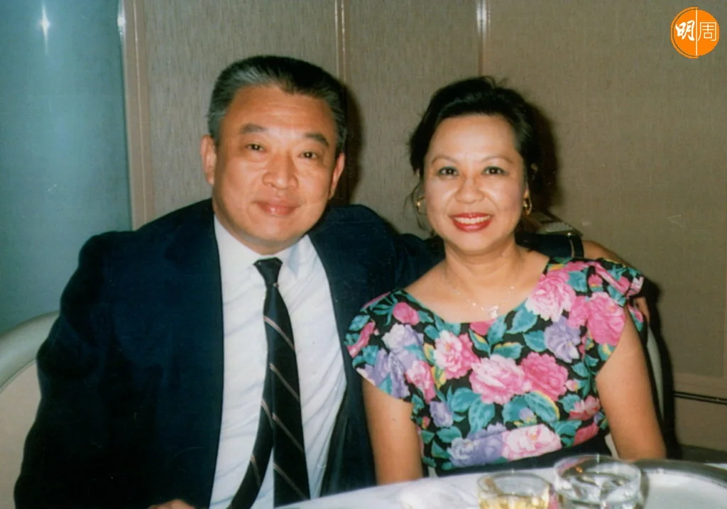 董太廿二歲跟董建華訂婚，兩年後結婚。