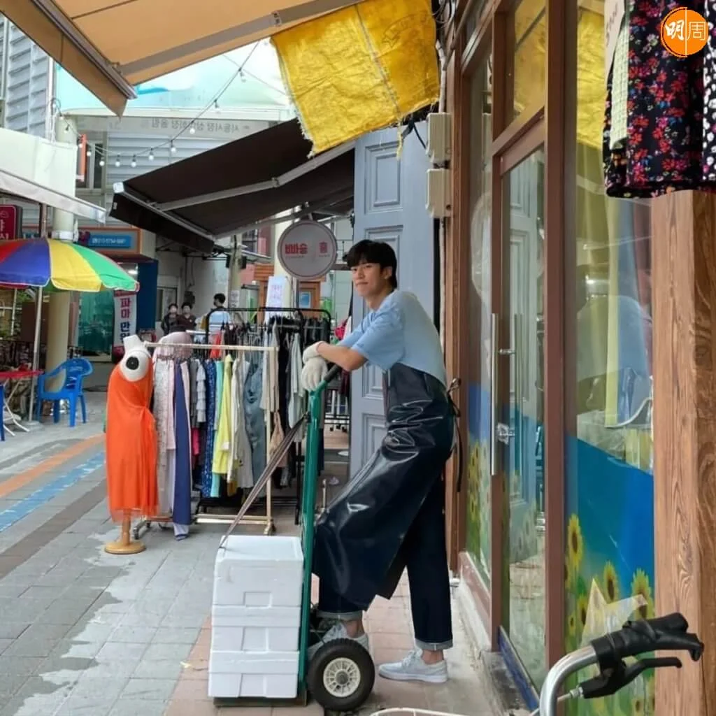 羅人友在劇中是賣魚佬,其實他本來是學霸,只不過為逃避田光烈而隱於街市。