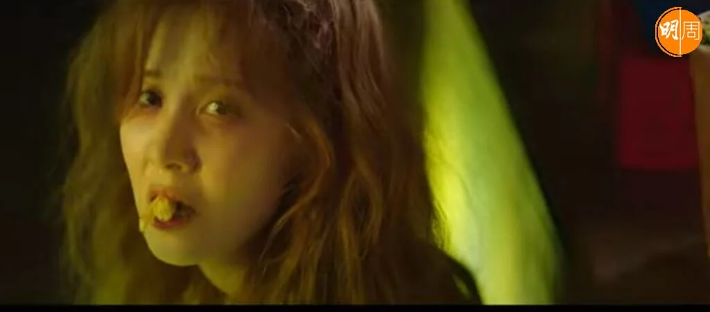 人生是白紙一張的巫女,連吃飯也是飯來張口,肚餓不懂煮飯,要吃未煮熟的魷魚乾充飢,這場戲說嚇到剛起牀的羅人友,連個心都離一離。