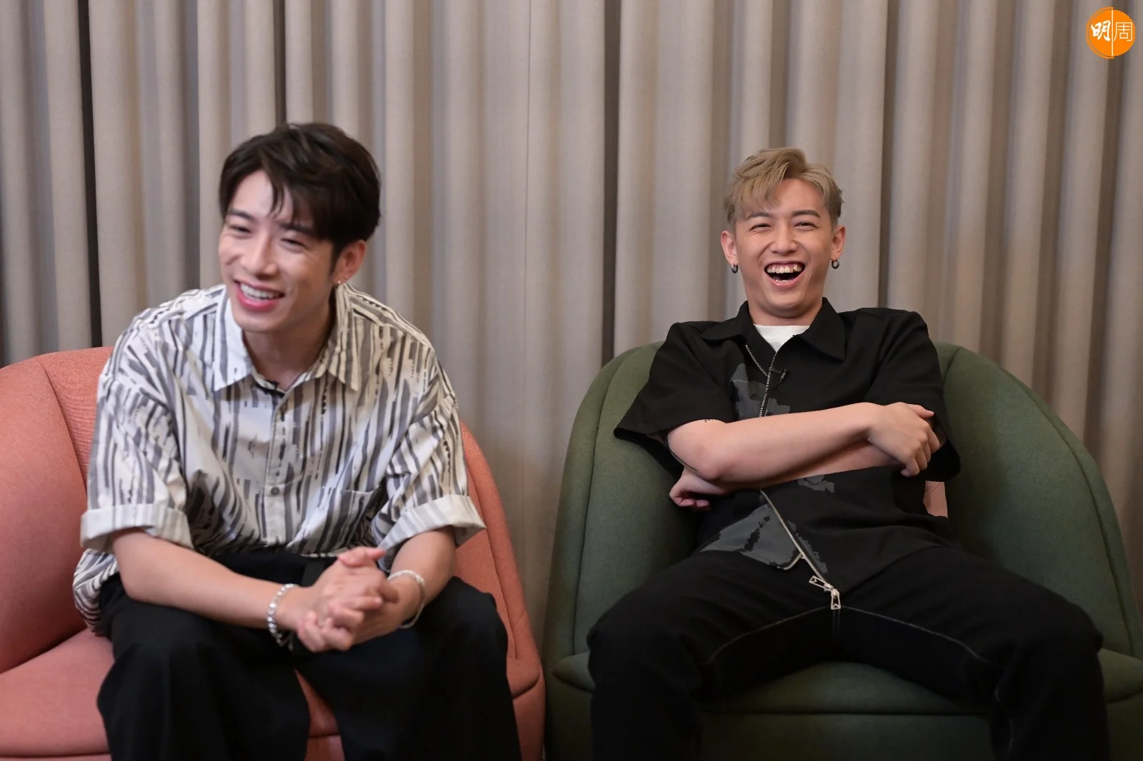 唱片公司安排他們同一日派歌,嘉豪的《污糟兒》力撼MC的《老派約會之必要》,嘉豪說︰「這就是良性競爭。」