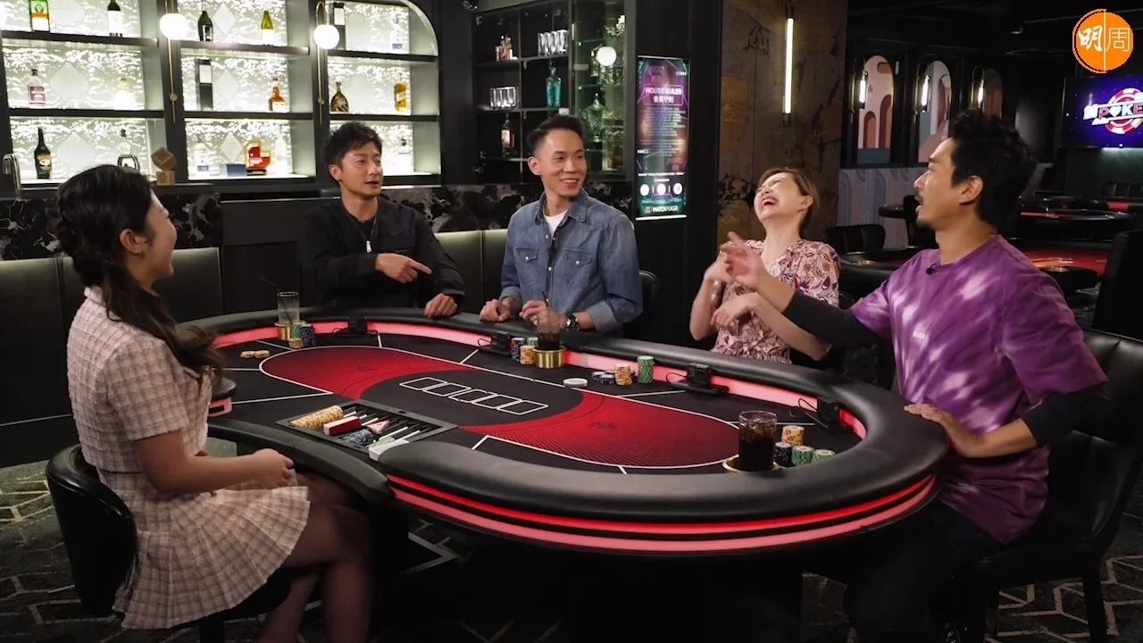 每次吳若希有所動作，佢老公Alex都係忍唔到笑。