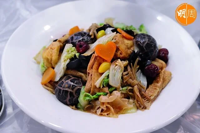 鴻哥的「南乳齋菜」內有黃芽白、齋料和手切心形紅蘿蔔。
