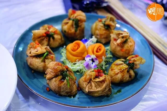 陳師傅的「繽紛迎喜福袋」，材料有叉燒粒、雜菜粒及滷水豆腐袋。