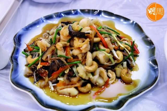 莫師傅的「梅菜小炒皇」，梅菜配海参、蝦乾和帶子等等。