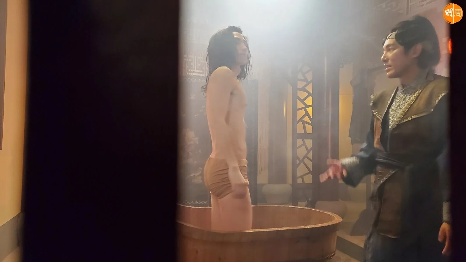 原本着肉色褲。