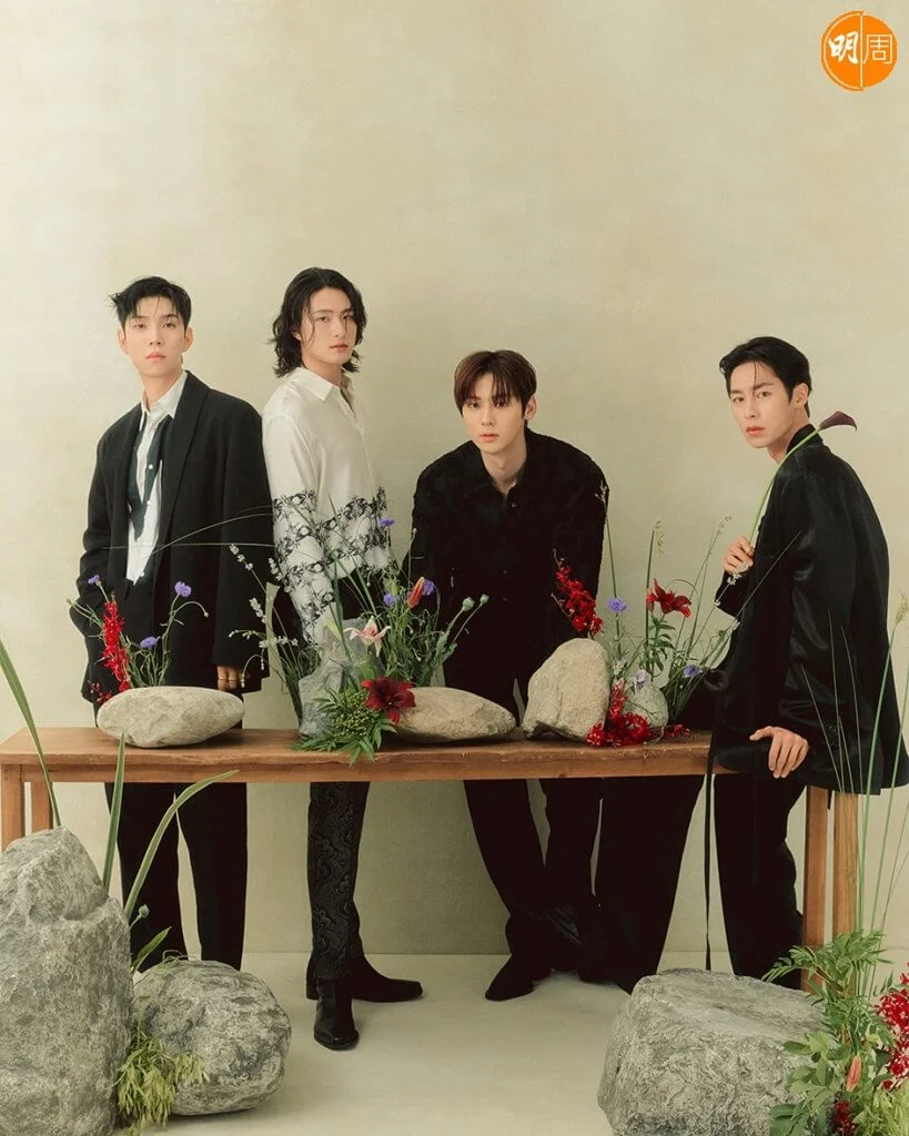 (左起)劉仁秀、申承浩、黃旼炫及李宰旭因《還魂》而結成好友,更會不時相約吃飯。四人近日為《1st Look》拍攝,名副其實變身花美男。