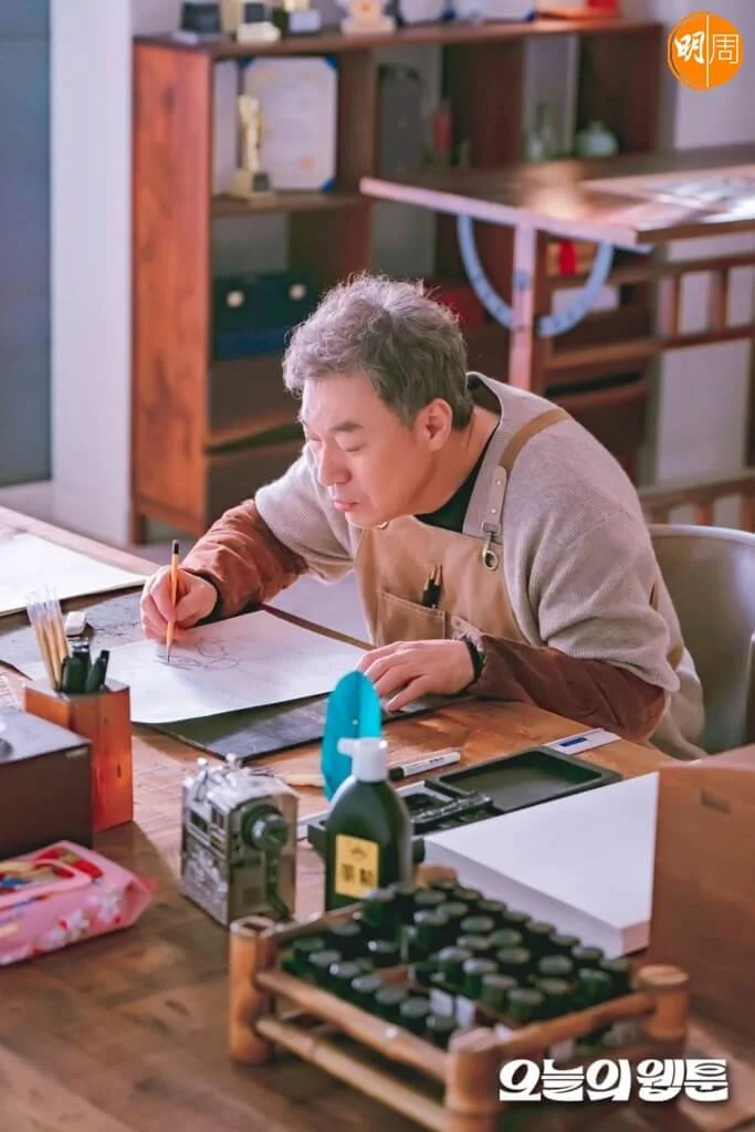 金甲洙飾演有三十年筆齡的漫畫家