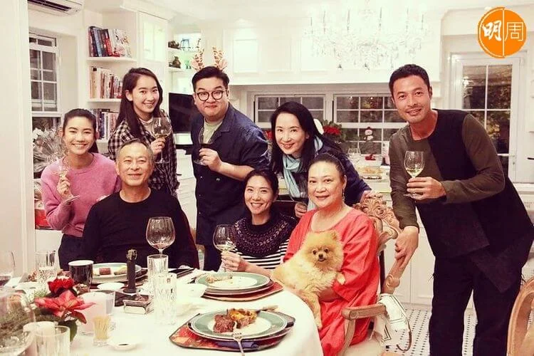 肥腸簽約成為杜琪峯公司藝人，與龔慈恩及張達倫等飯聚。