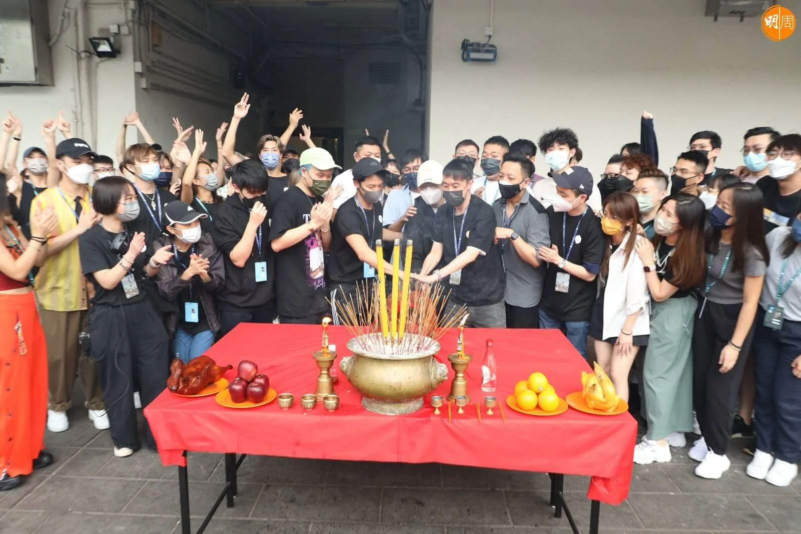 台前幕後齊心望一切順利。