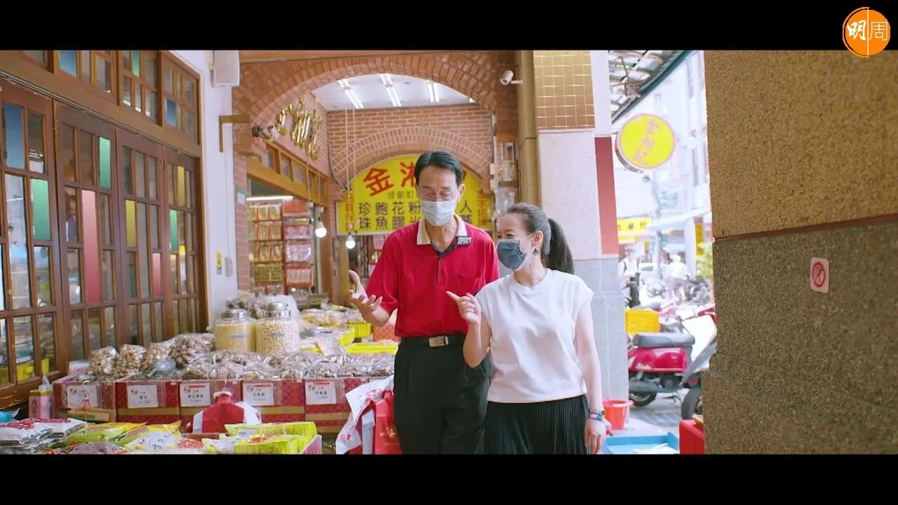 關聰接受曾寶儀訪問談近況。