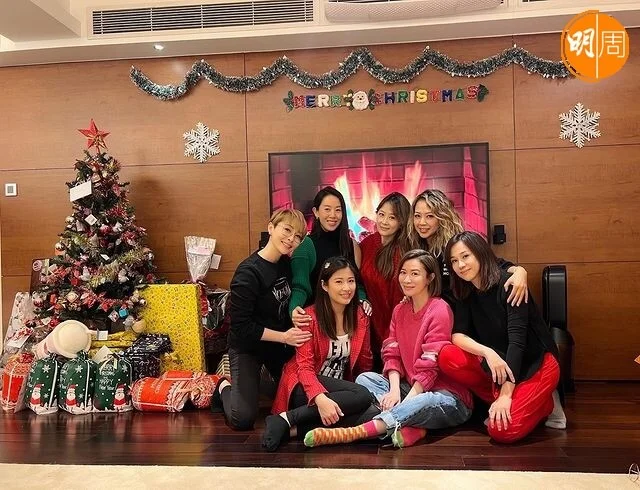 「七魔女」每逢節日都相聚，今次梁靖琪做月餅,當然要支持,立即落單。