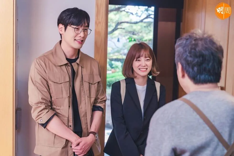 崔丹尼爾跟金正世是編輯部的前後輩，為了漫畫家準時交稿，要出盡法寶。