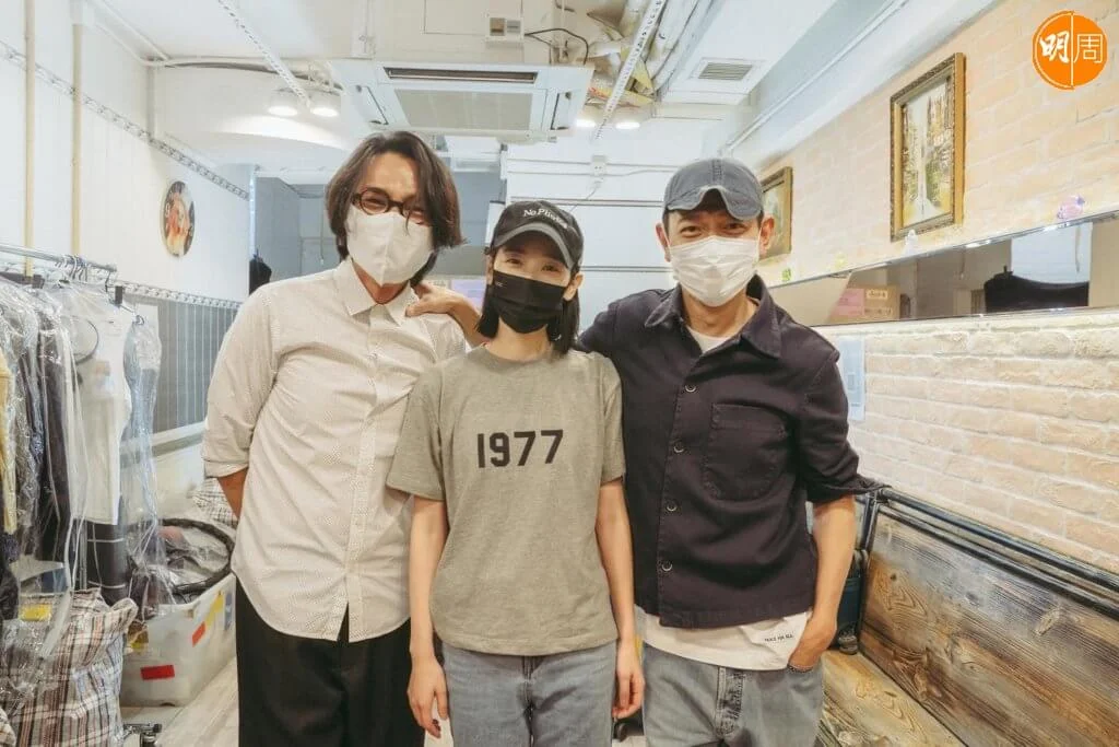 劉德華隔着劉雅瑟搭膊林家棟。