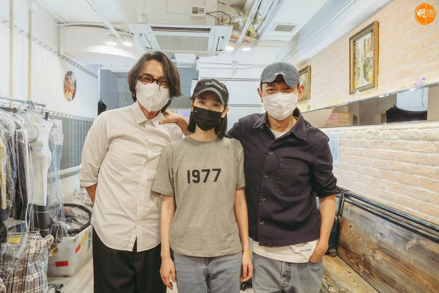 劉德華隔着劉雅瑟搭膊林家棟。