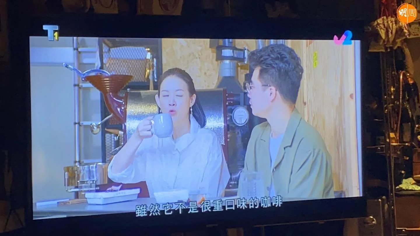 志偉影電視上播阿女的新節目發給女兒。