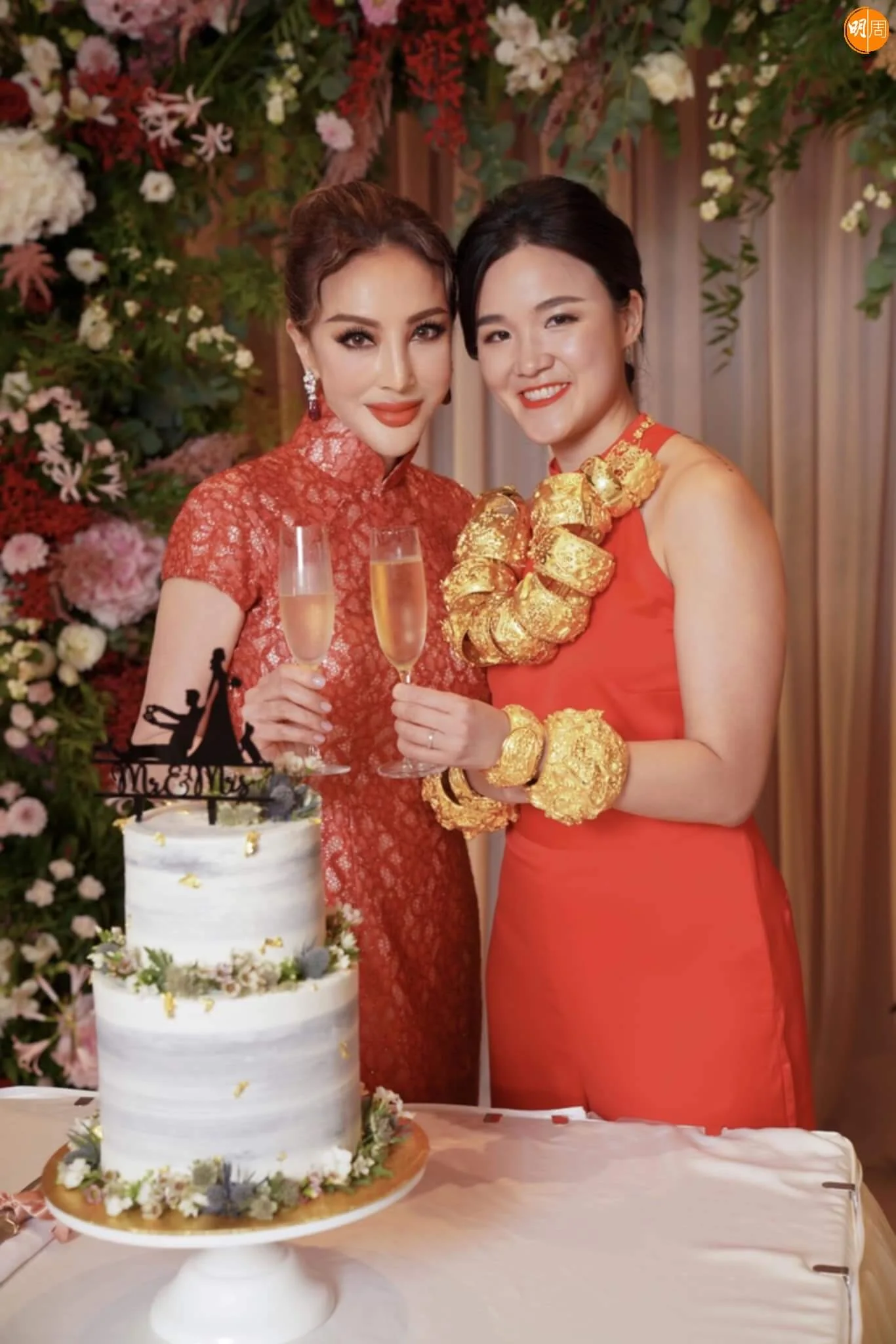 薛芷倫跟女兒碰杯祝賀。