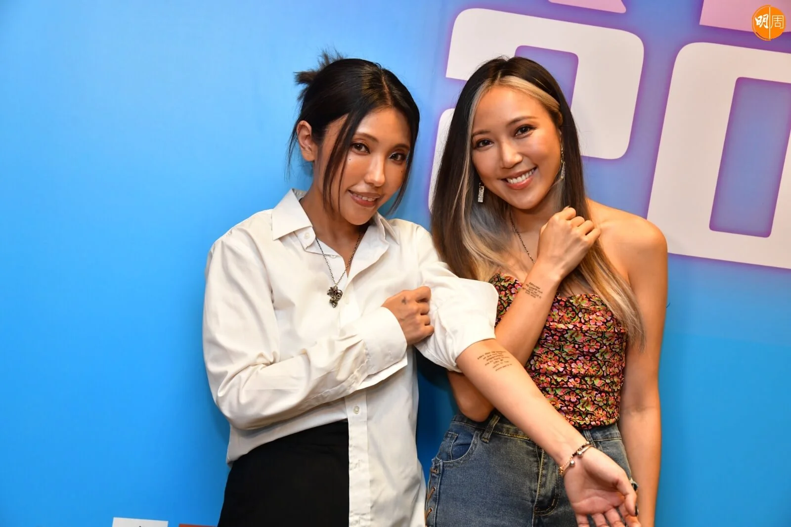 二人手上紋上經文。