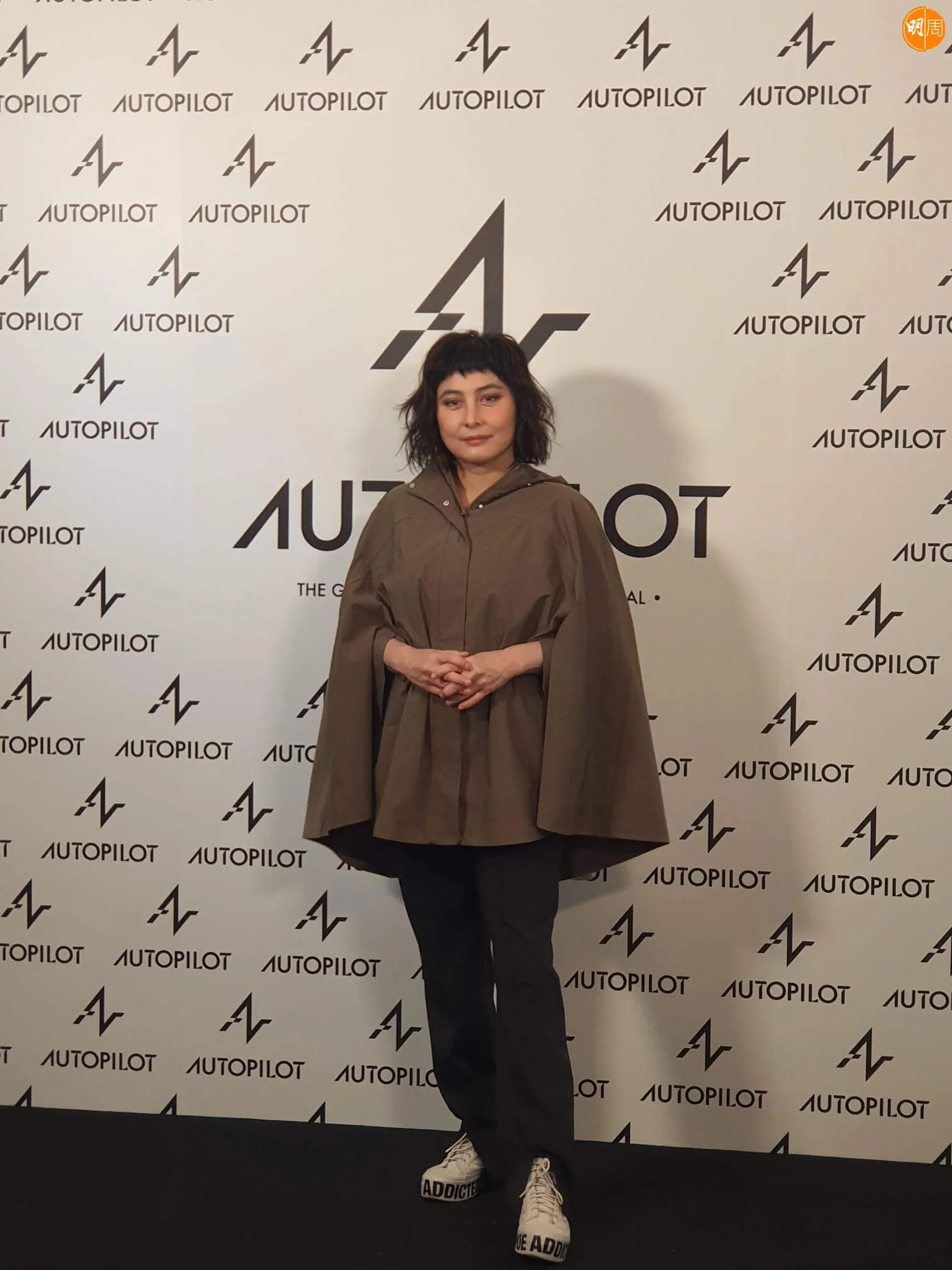 何超儀今日穿上密實斗篷外套出席活動。