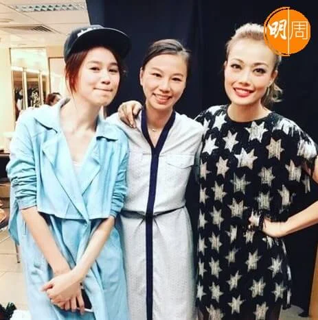 因為好同學黃翠紅的關係，容祖兒與對方的妹妹黃翠如自小有「恩怨」。