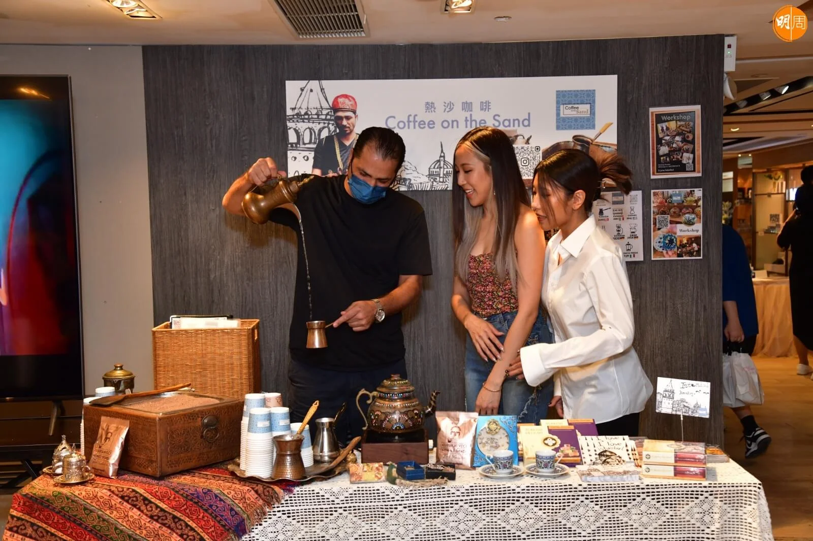 兩姊妹學沖土取其咖啡。