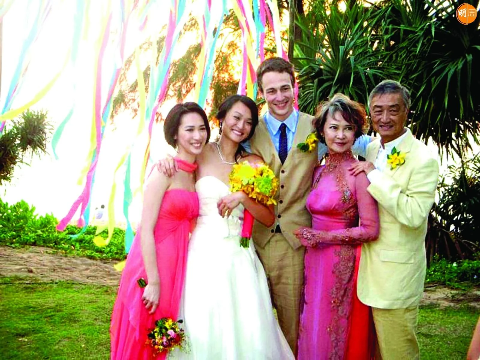 女兒都長大成家並為他們添孫子。