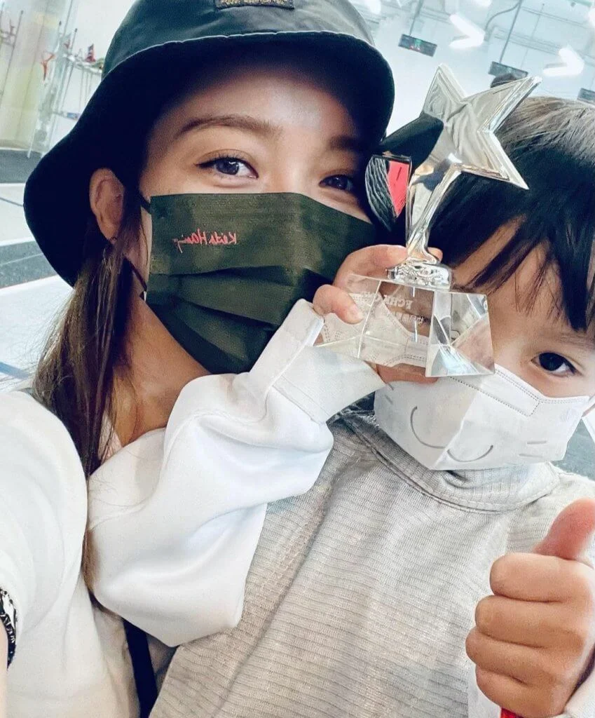 賴慰玲的兒子最近在劍擊比賽奪得亞軍。