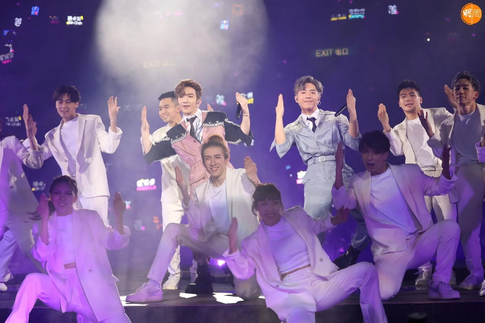 AL關心傷者及其他舞者的情況。