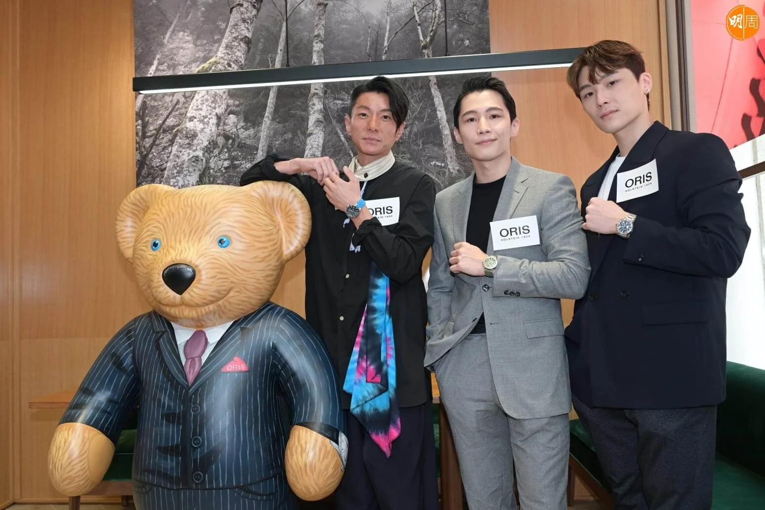 周國賢與湯鎮業的孖仔湯君慈、湯君耀一起出席活動。