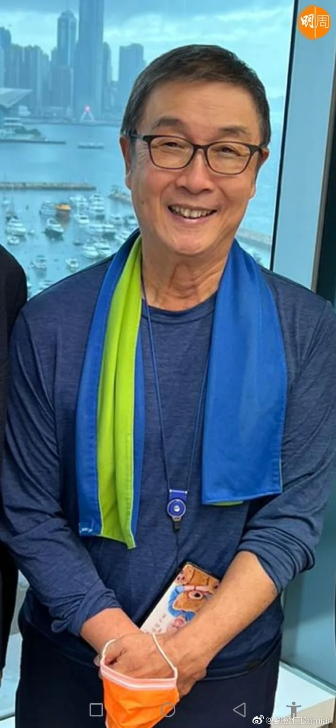 松哥貼近照向大家問好。