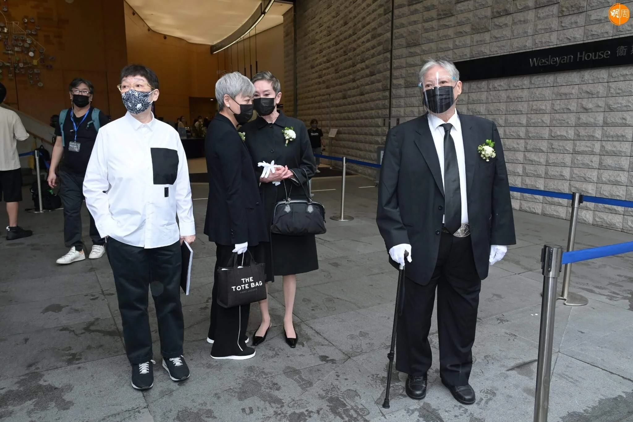 洪金寶、施南生、金燕玲扶靈。