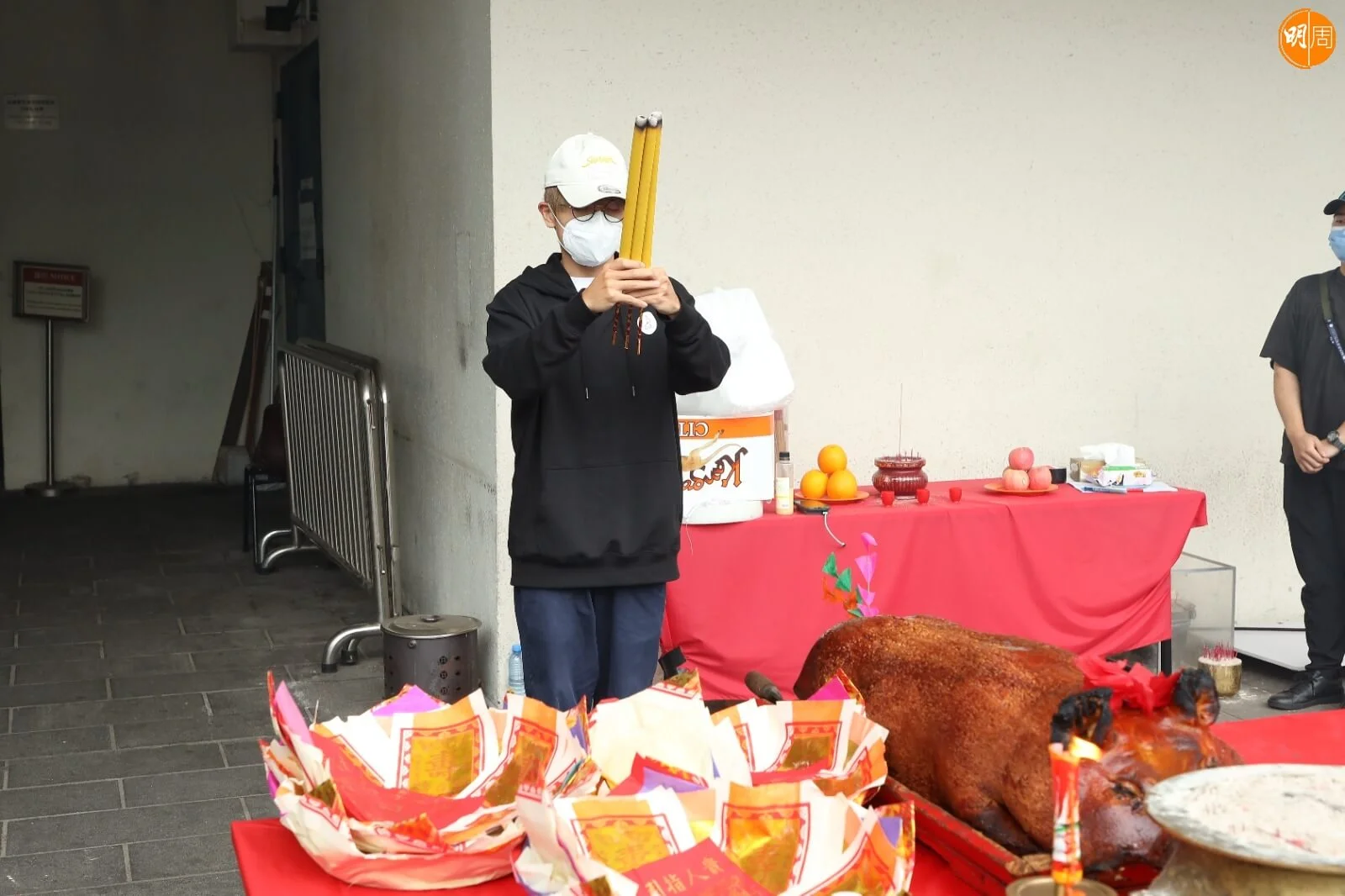 林家謙誠心上香。