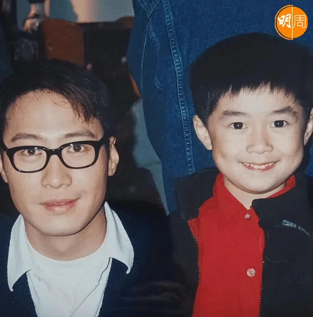 六歲在一個電器廣告中飾演黎明的童年時期