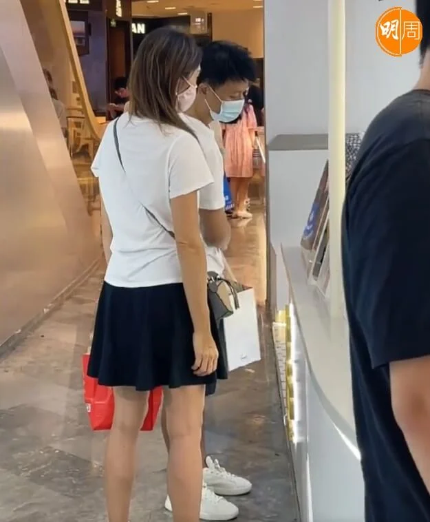 日前被網民拍得二人衷商場照。