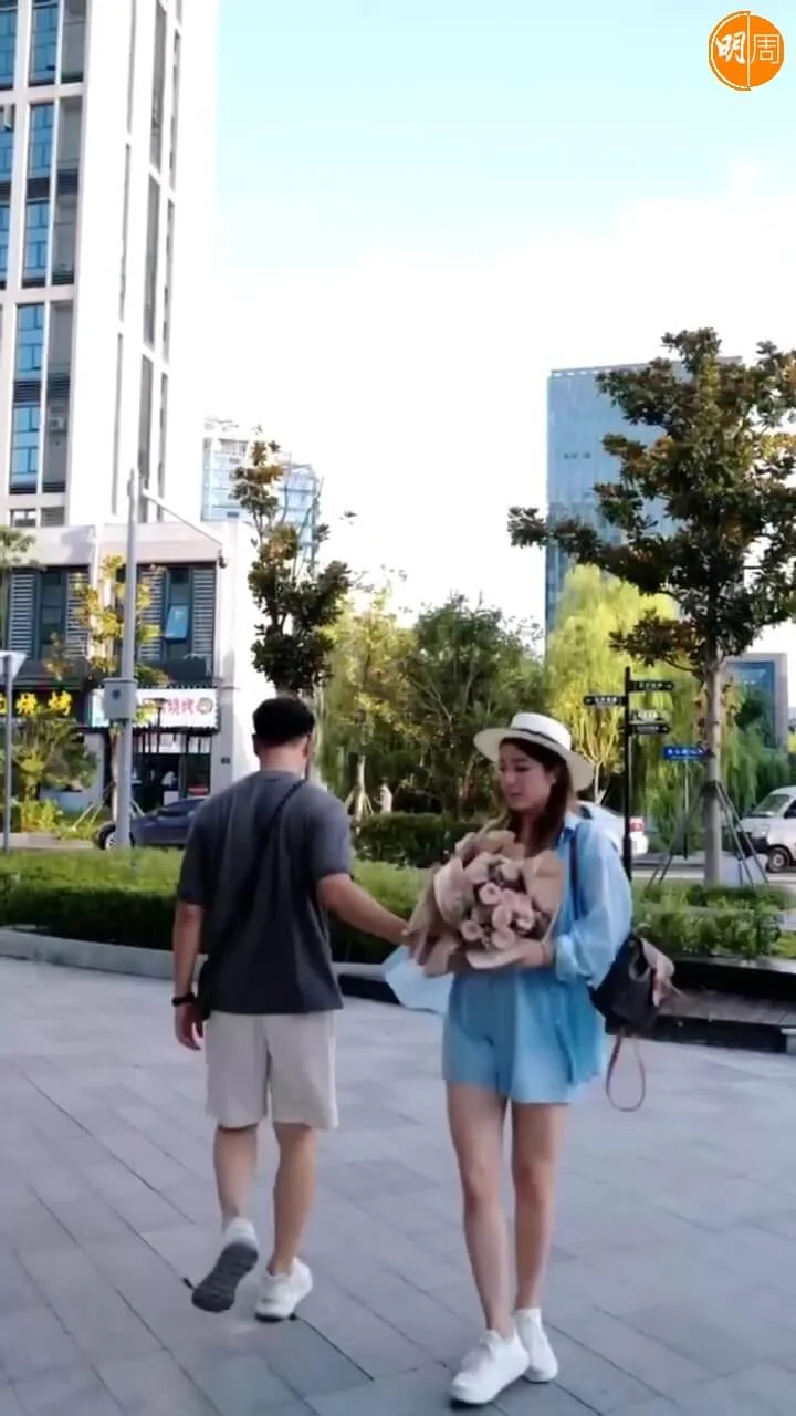 陳展鵬同老婆玩情景劇送花。