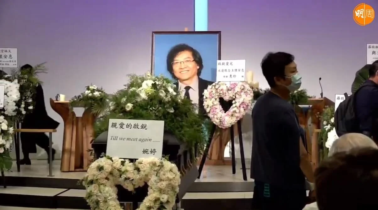 張婉婷的心形花園放在棺木前；羅媽媽的心形花園則放在羅啟銳的遺照旁。