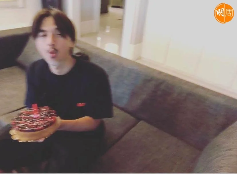 馮德倫去年生日，舒淇在社交網分享照片，留言：「本來想放你的無敵帥照，但是本着我不凡爾賽的個性就放你一馬吧，嘿，老獅，老友，老公，生日快樂，願你健康平安喜樂！」