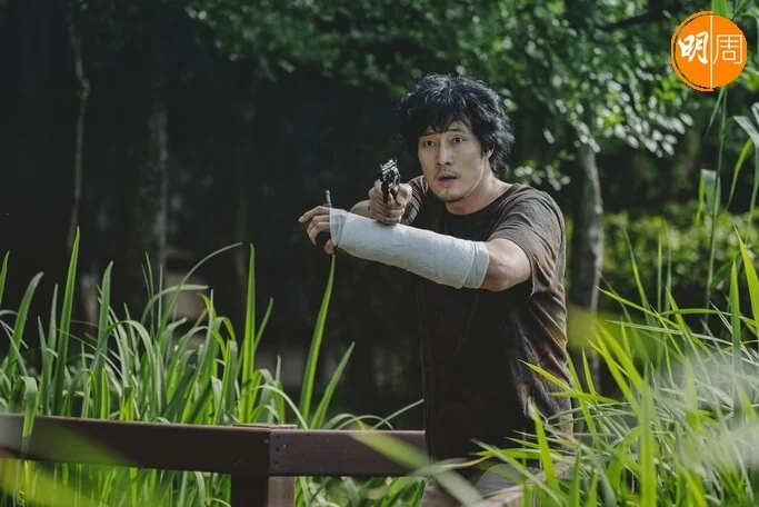 蘇志燮的角色原是熱血刑警，但遇上外星囚犯後出現突變。