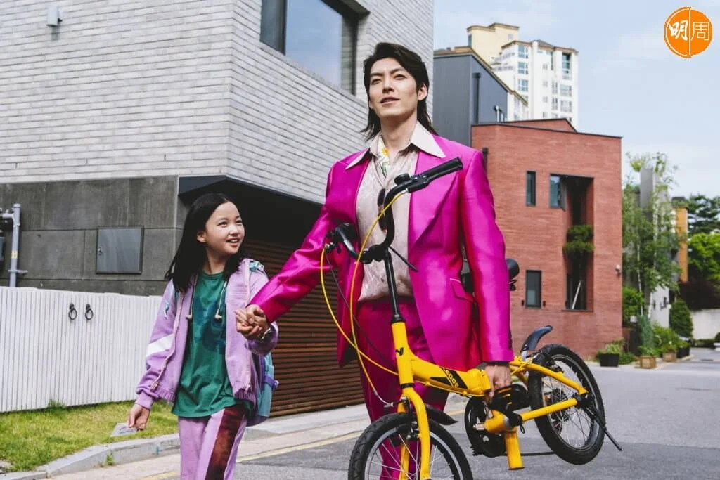 金宇彬飾演外星人，而且更一人分飾兩角，一個搞笑一個正經，頗有發揮。