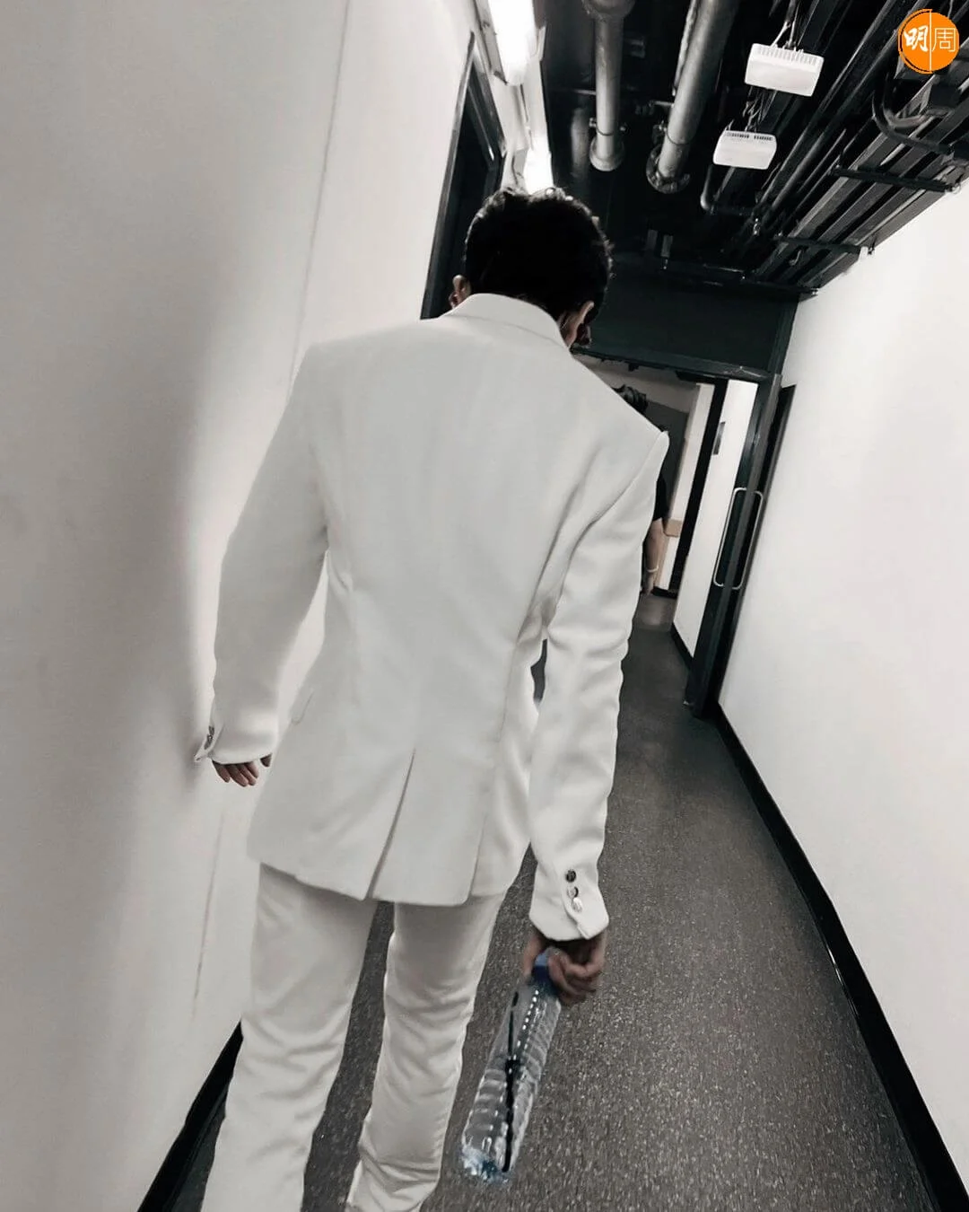 AL在社交網貼上背影照，首開腔表達感受。