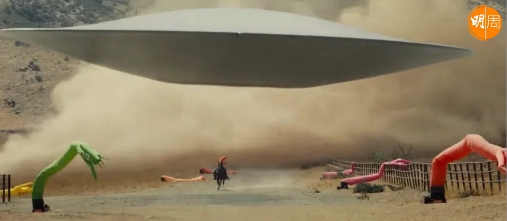 匿藏在雲中的不是UFO,更似大白鯊及《福音戰士》使徒的外星生物。