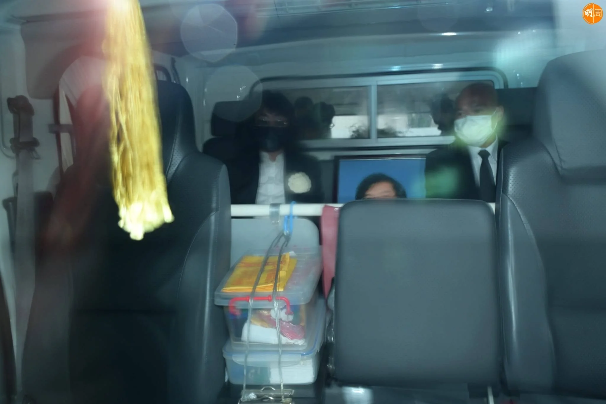 張婉婷（左）登上靈車，伴隨靈柩前往火葬場。