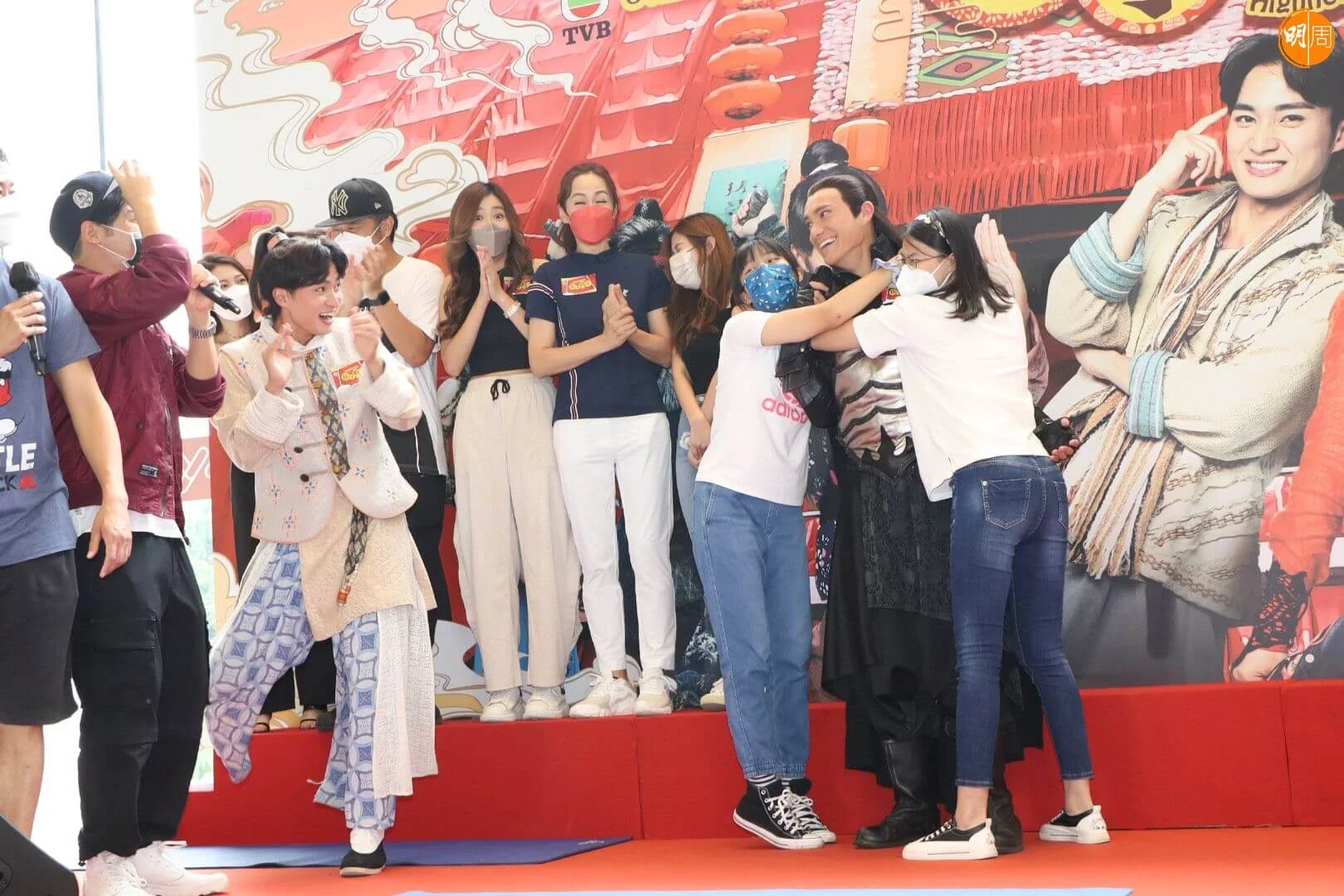 朱敏瀚被兩位女Fans熱情嚇到。