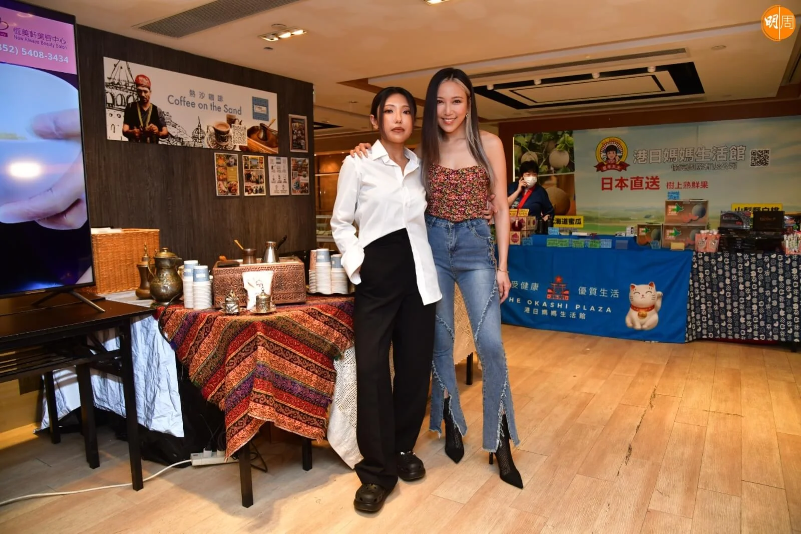 鍾舒漫和鍾舒祺食爸爸的辣辣醬大。