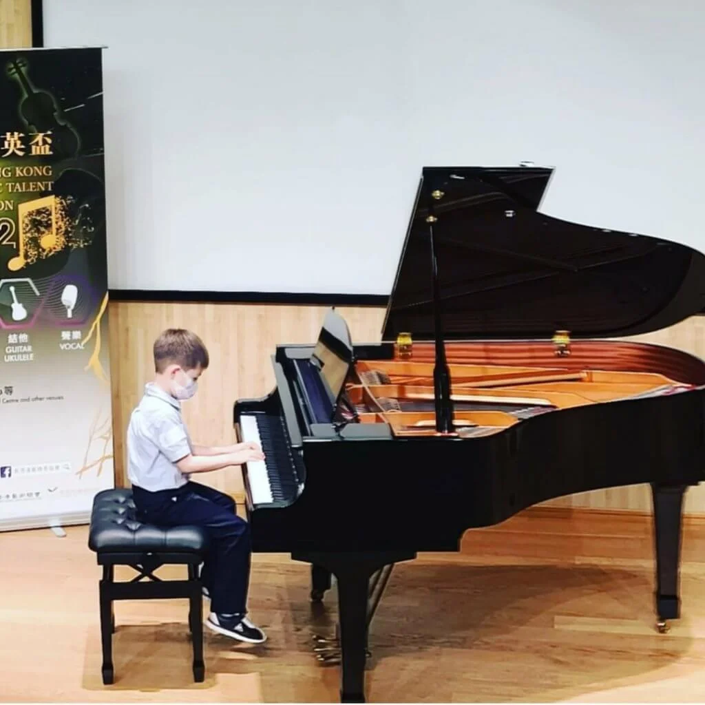 車婉婉兒子BBQ日前首次參加鋼琴比賽。