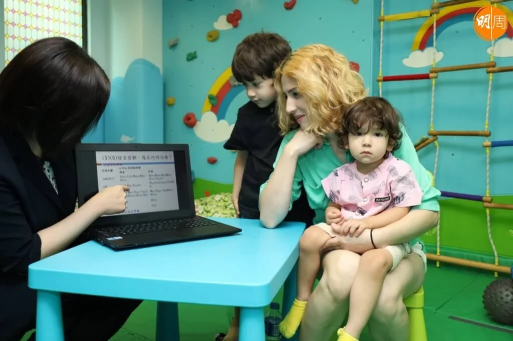 鄒仲文與小朋友玩樂過程中,了解他們的言語問題。