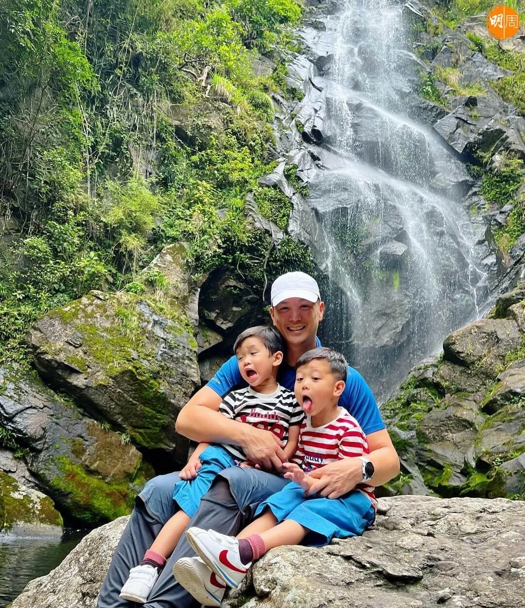 老公就在香港湊住大仔同二仔。