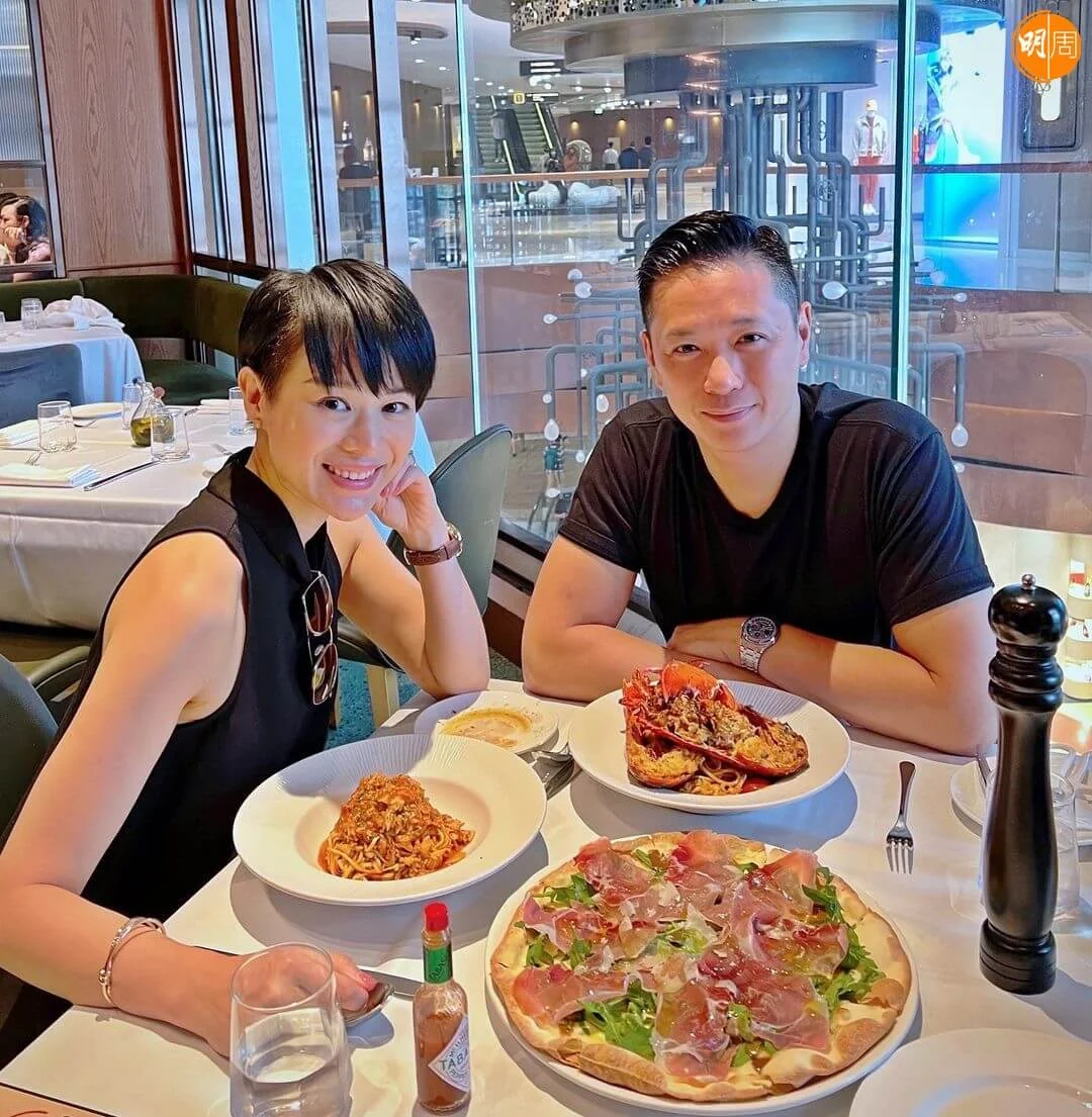 胡杏兒同老公撇下3個兒子，二人享受甜蜜午餐。