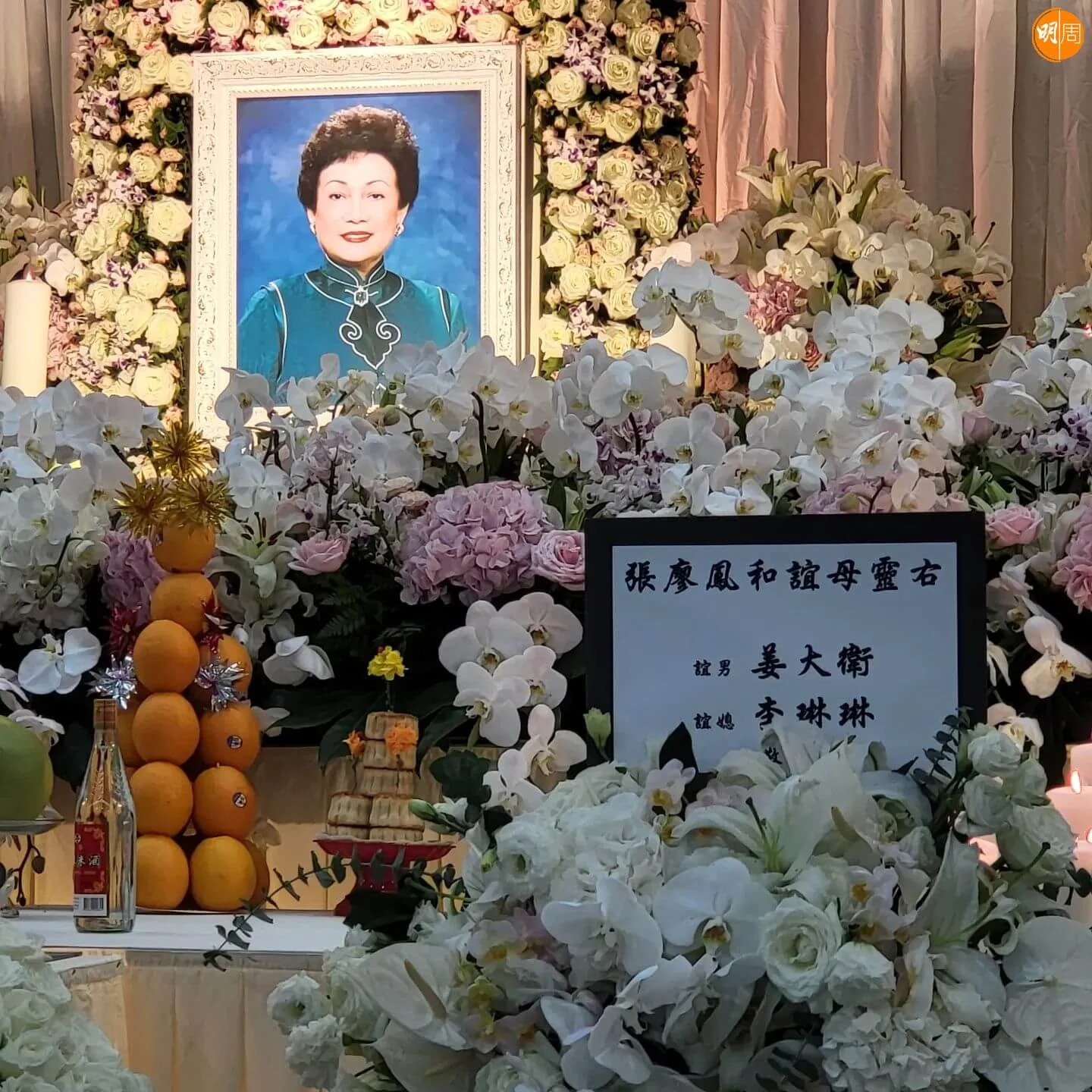 姜大衛貼上契媽靈堂照，放有他與太太的牌。