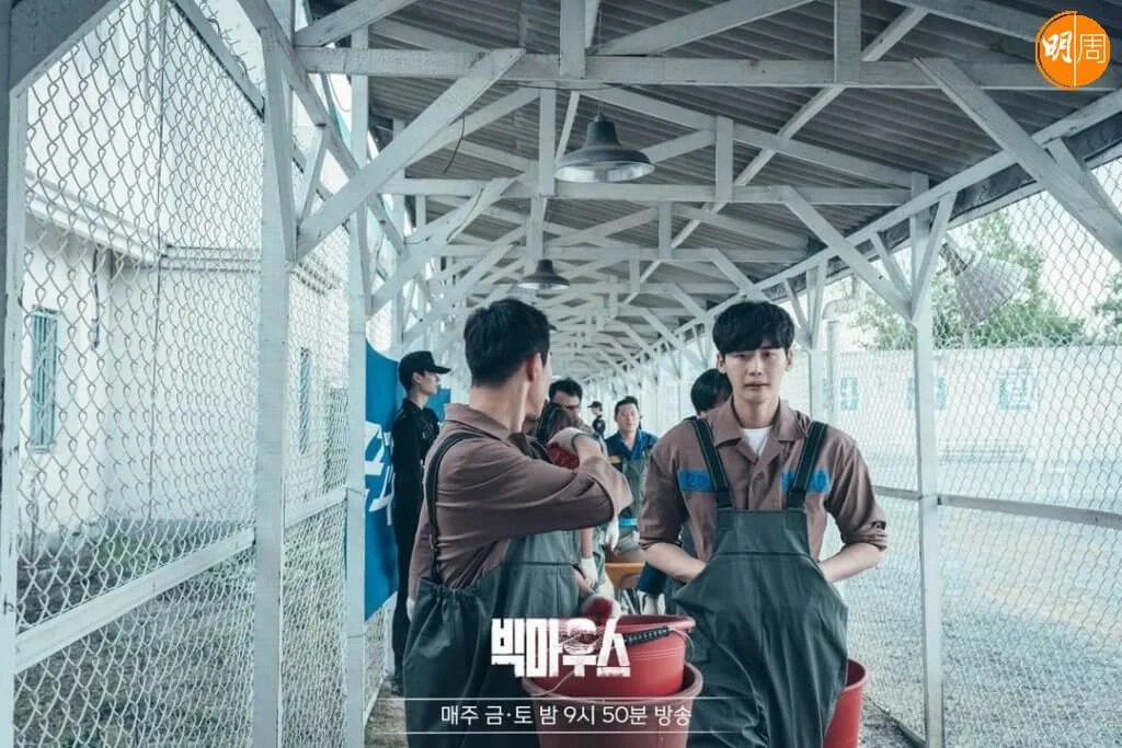 劇中李鍾碩本是三流律師，卻被人陷害入獄，令他在逆境中學會生存之道。